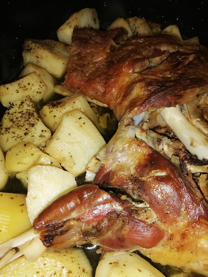 Αρνάκι με πατάτες στην γάστρα