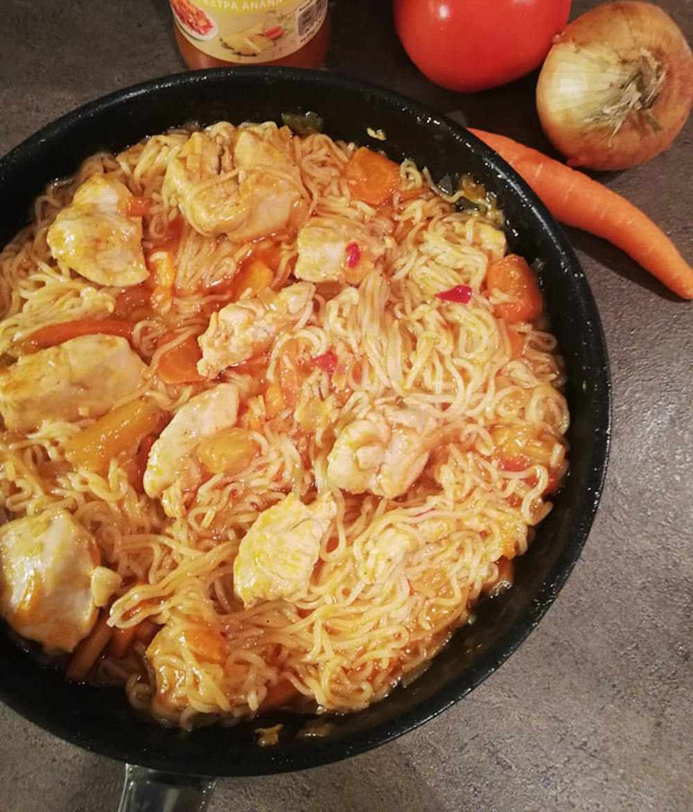 Noodles με κοτόπουλο και γλυκόξινη σάλτσα