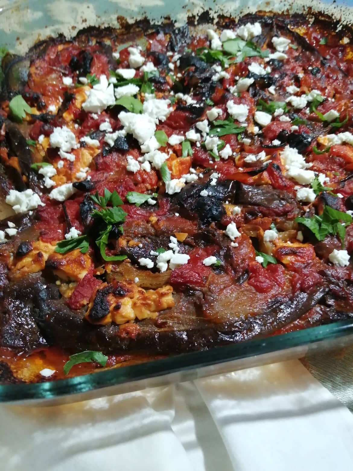 Μελιτζάνες με σάλτσα ντομάτα και τυρί στο φούρνο