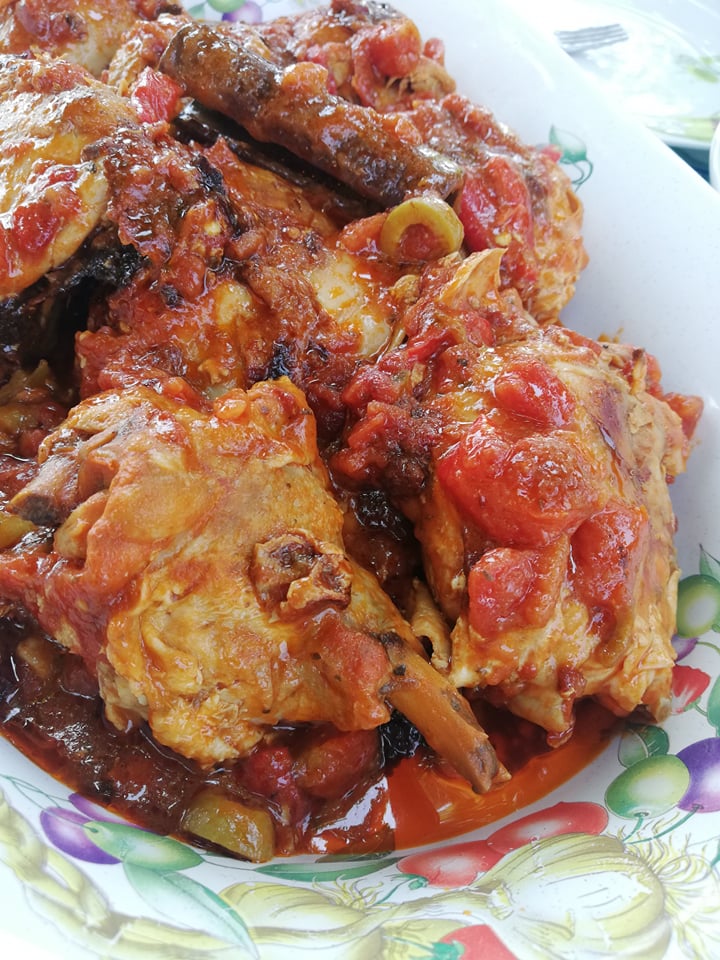 Κοκκινιστό κοτόπουλο κατσαρόλας με ελιές