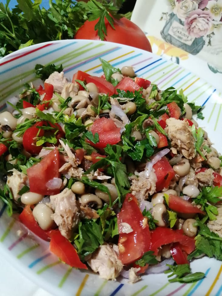 Σαλάτα με μαυρομάτικα φασόλια
