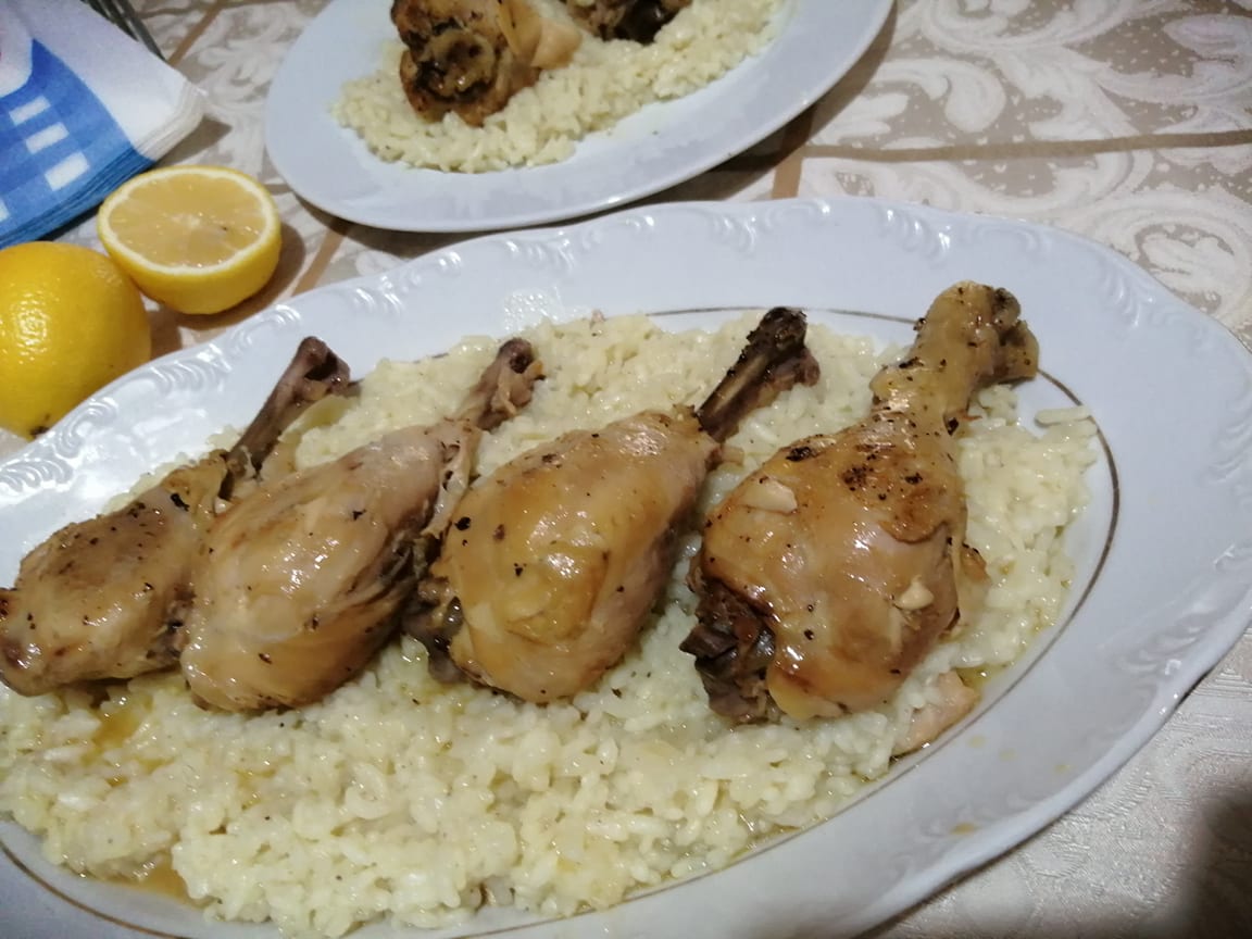 Κοτόπουλο λεμονάτο με ρυζάκι στην κατσαρόλα