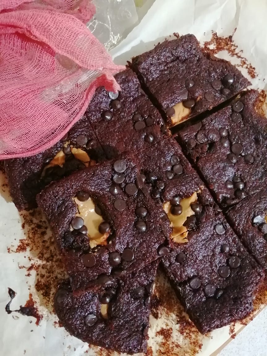 Brownies με χουρμάδες και φυστικοβούτυρο