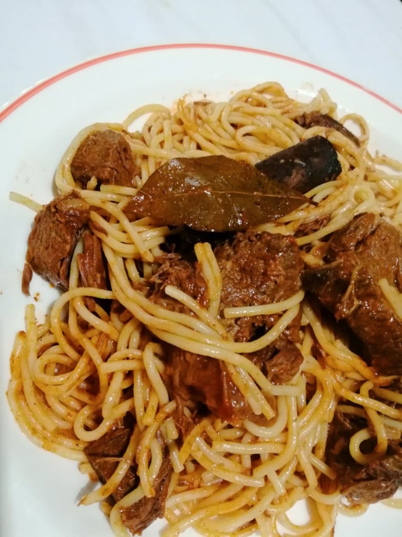 Μοσχάρι κοκκινιστό με μακαρόνια