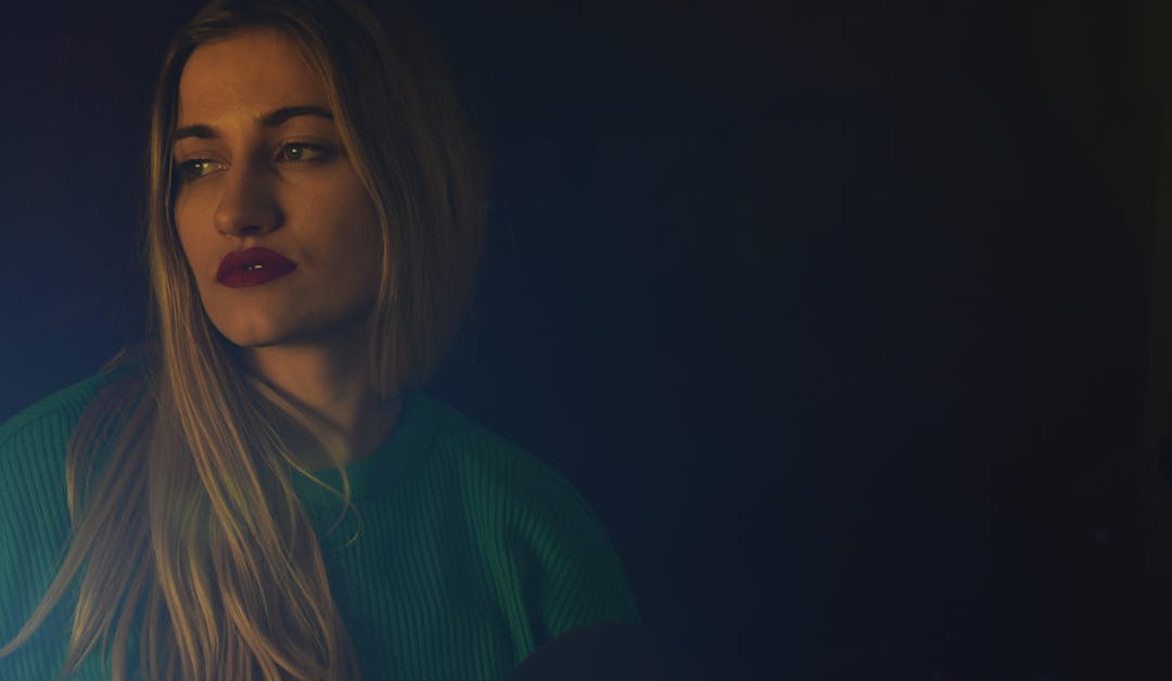 Μακριά απ’ ό,τι σε κάνει να χάνεις τον εαυτό σου και την αξιοπρέπειά σου!