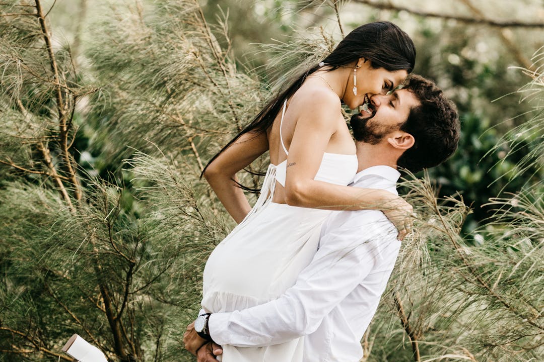 Εκείνο το χαλαρό τυπάκι με το σηκωμένο φρύδι