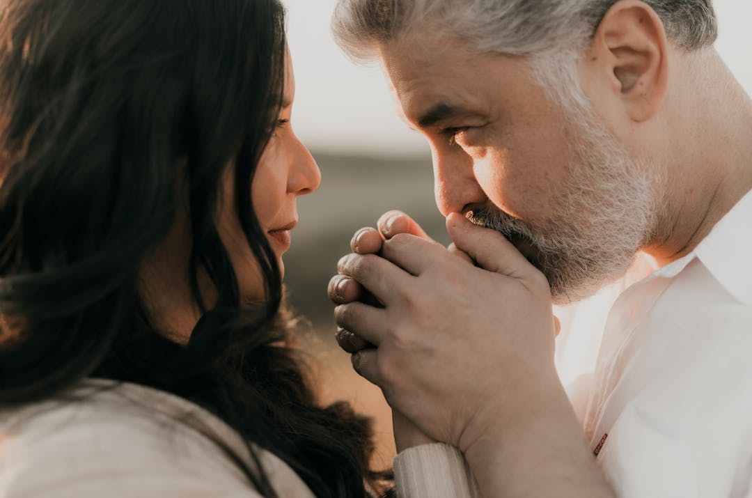 Λένε πως οι πιο μεγάλοι έρωτες κοιμούνται σε διαφορετικά κρεβάτια, μα… ίσως κάνουν λάθος