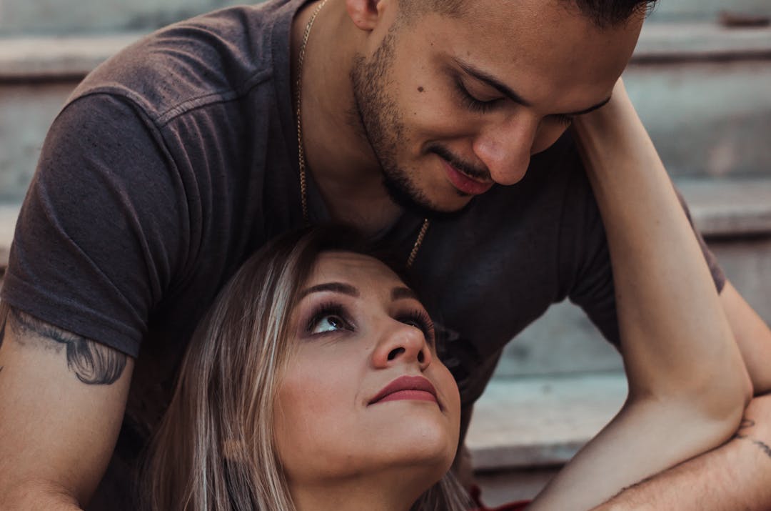 Κι όμως, σ’ αυτή την επιφανειακή εποχή, υπάρχουν ακόμη αληθινοί άνθρωποι